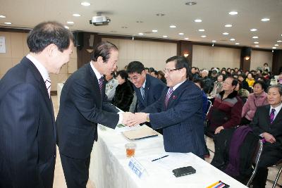 해신동 주민과 인사하는 군산 시장님.