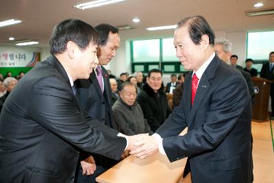 신풍동 연두방문에서 주민과 악수를 청하며 인사를 나누는 군산 시장님.