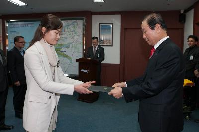 시장님께 사령교부 받고있는 참석인.