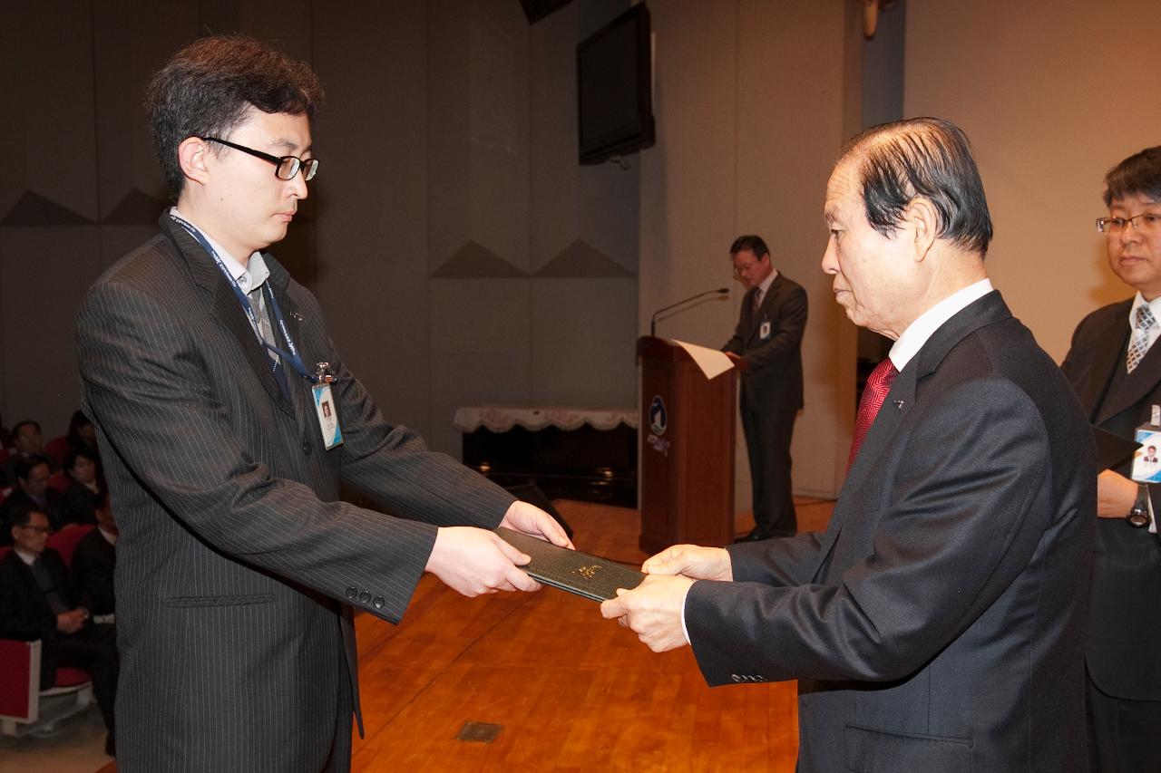 군산 시장님에게 사령교부를 받는 참석자.