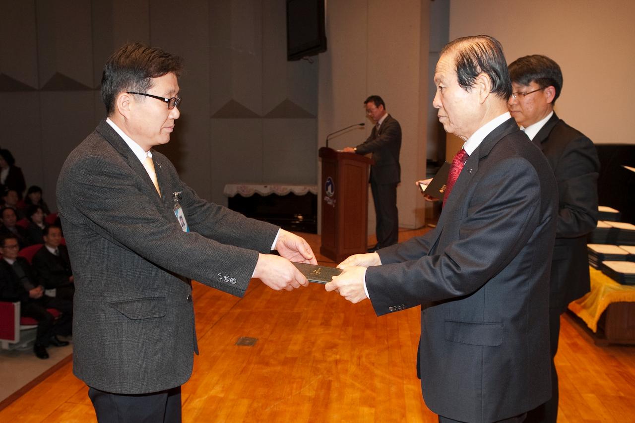 군산 시장님에게 사령교부를 받는 참석자.