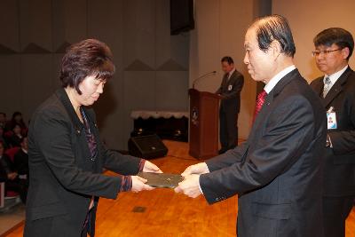 군산 시장님에게 사령교부를 받는 여성 참석자.