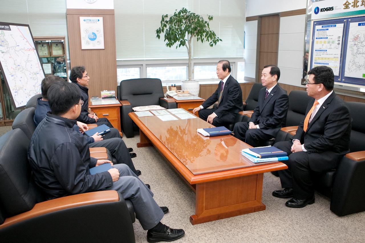 군산 시장님과 간담회중인 한국가스공사 전북지사 직원들.