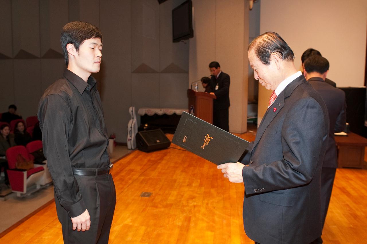 시장님이 시립예술단원에게 위촉장을 수여하는 모습