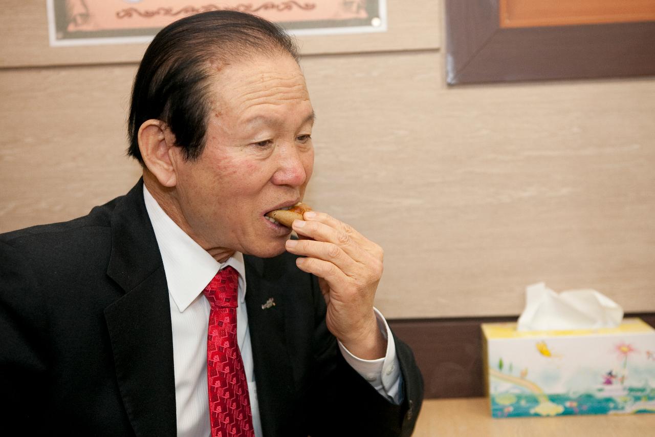 빵을 맛보시는 시장님.