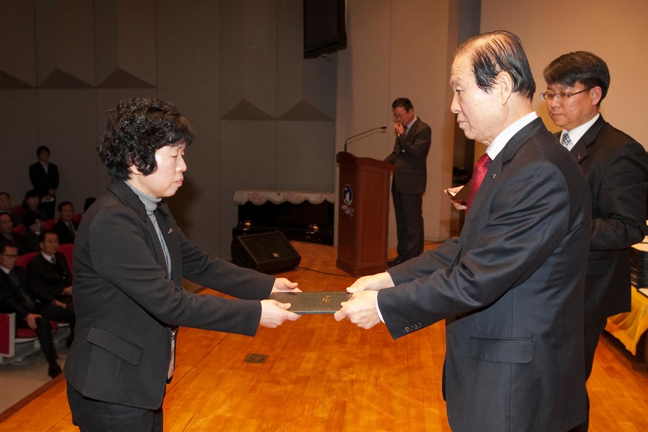 군산 시장님에게 사령교부를 받는 여성 참석자.