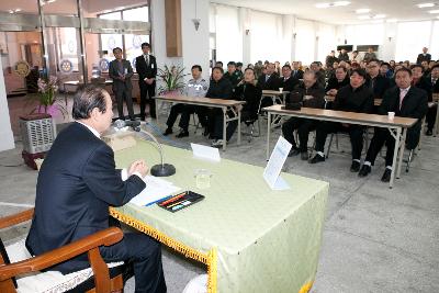 발표에 응답하는 군산 시장님.