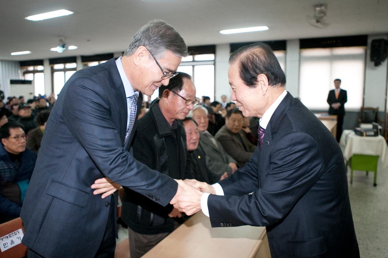 대야면 연두 주민과  인사를 나누시는 군산 시장님.