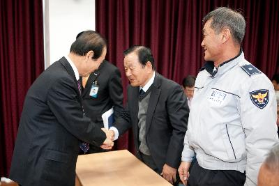 임피면 주민과 인사 나누는 군산 시장님.