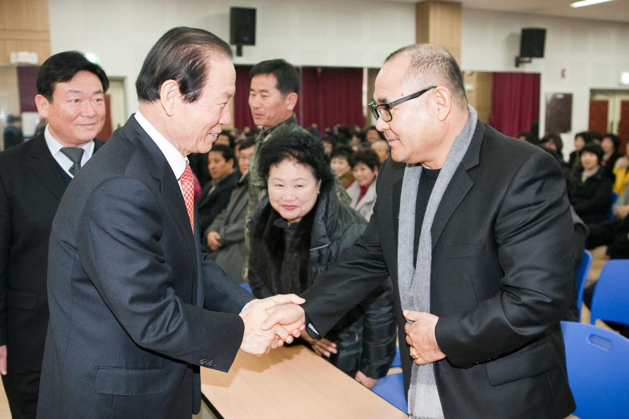 수송동 주민과 인사하는 시장님.