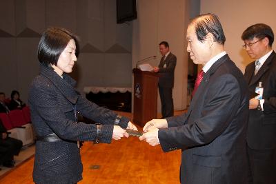 군산 시장님에게 사령교부를 받는 여성 참석자.