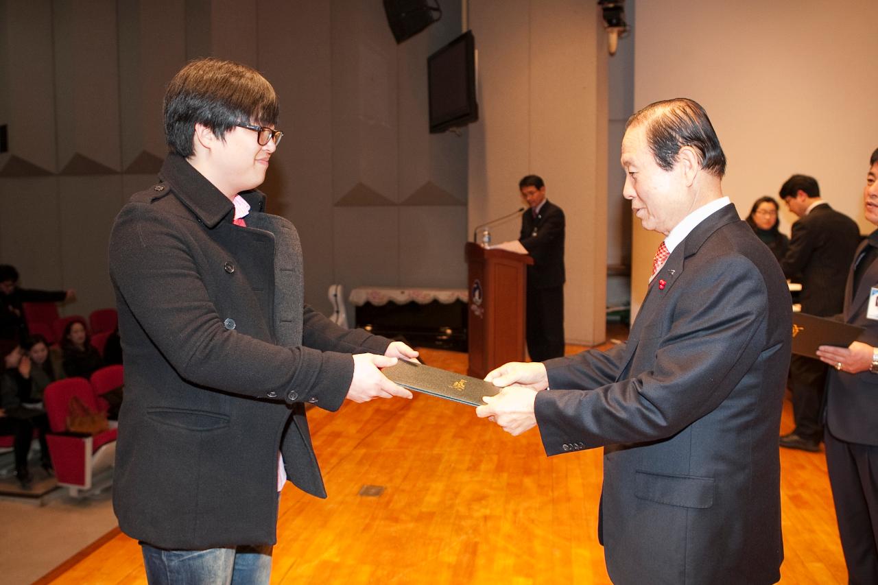 시장님이 시립예술단원에게 위촉장을 수여하는 모습