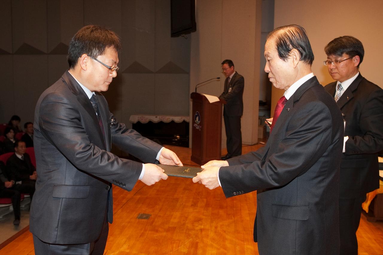 군산 시장님에게 사령교부를 받는 참석자.