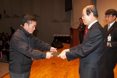 군산 시장님에게 사령교부를 받는 참석자.