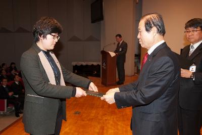 군산 시장님에게 사령교부를 받는 여성 참석자.