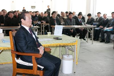 진지한 자세로 자료 시청중인 군산 시장님.