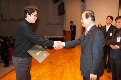 시장님이 시립예술단원에게 위촉장을 수여하는 모습