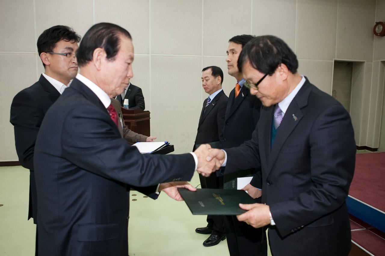 조기집행 우수부서 표창.  증정후 악수를 하고있다.