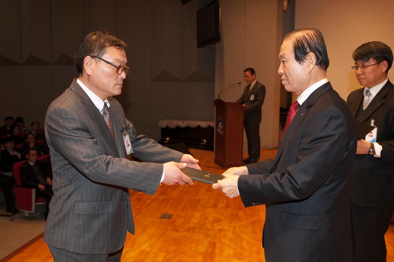 군산 시장님에게 사령교부를 받는 참석자.