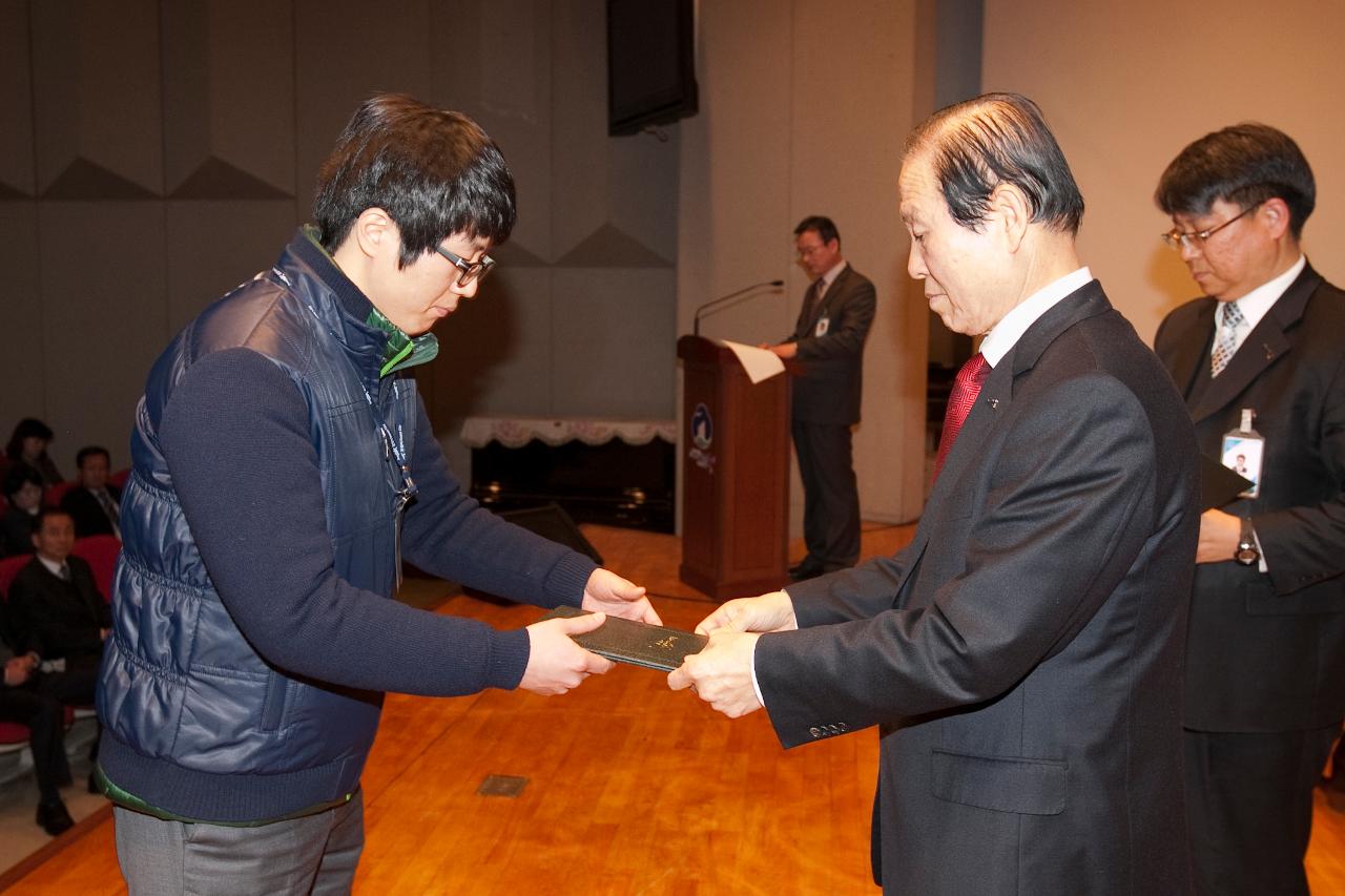 군산 시장님에게 사령교부를 받는 참석자.