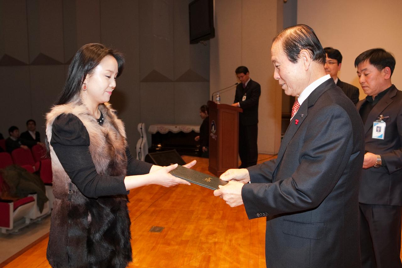 시장님이 시립예술단원에게 위촉장을 수여하는 모습