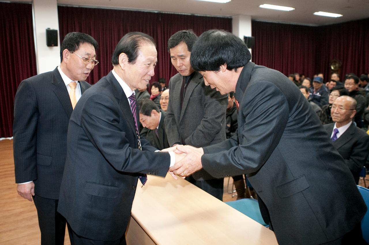 임피면 주민과 인사 나누는 군산 시장님.