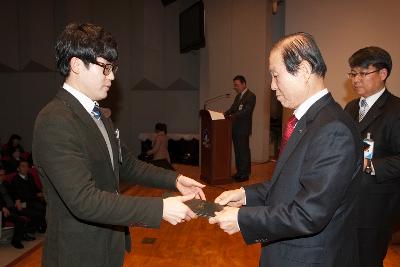 군산 시장님에게 사령교부를 받는 참석자.