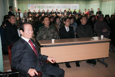 동영상 자료 시청중인 시장님과 나운3동 주민 여러분.