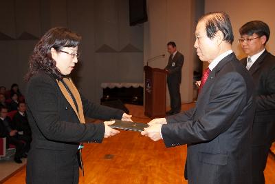 군산 시장님에게 사령교부를 받는 여성 참석자.