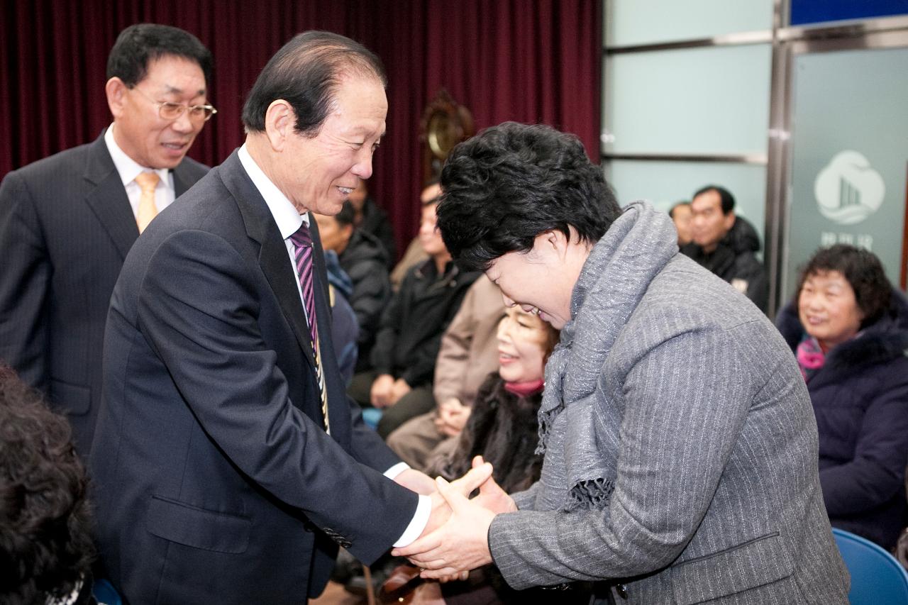 임피면 주민과 인사 나누는 군산 시장님.