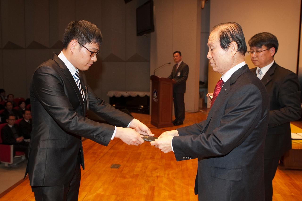 군산 시장님에게 사령교부를 받는 참석자.