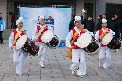 흥겹게 춤추며 장구를 치고있는 풍물 패.2