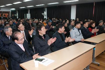 박수치는 서수면 주민.