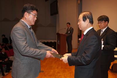 군산 시장님에게 사령교부를 받는 참석자.