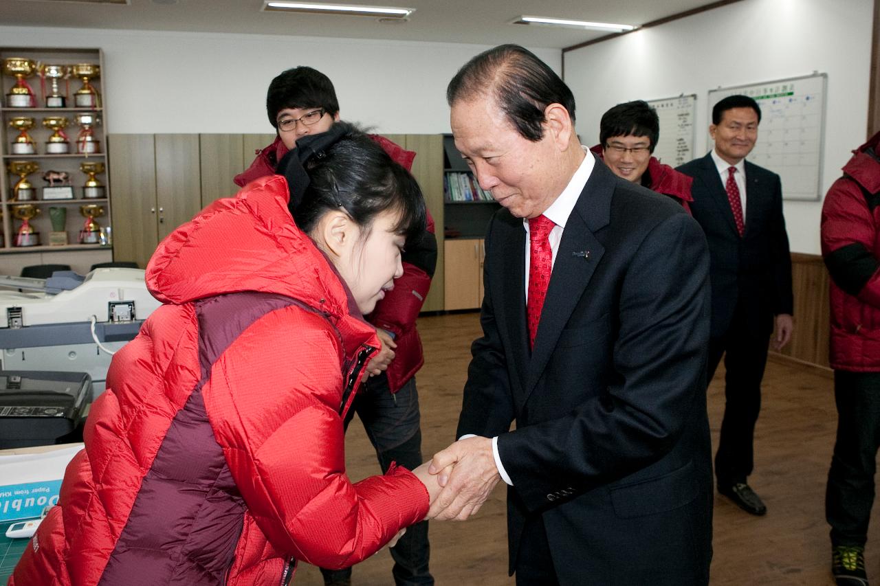 시장님께서 시민체육회 시무식 나와 선수들을 격려 하고있다.