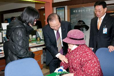 거동이 불편한 할머니를 부축하는 군산 시장님.