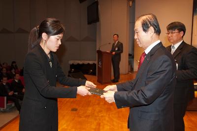 군산 시장님에게 사령교부를 받는 여성 참석자.