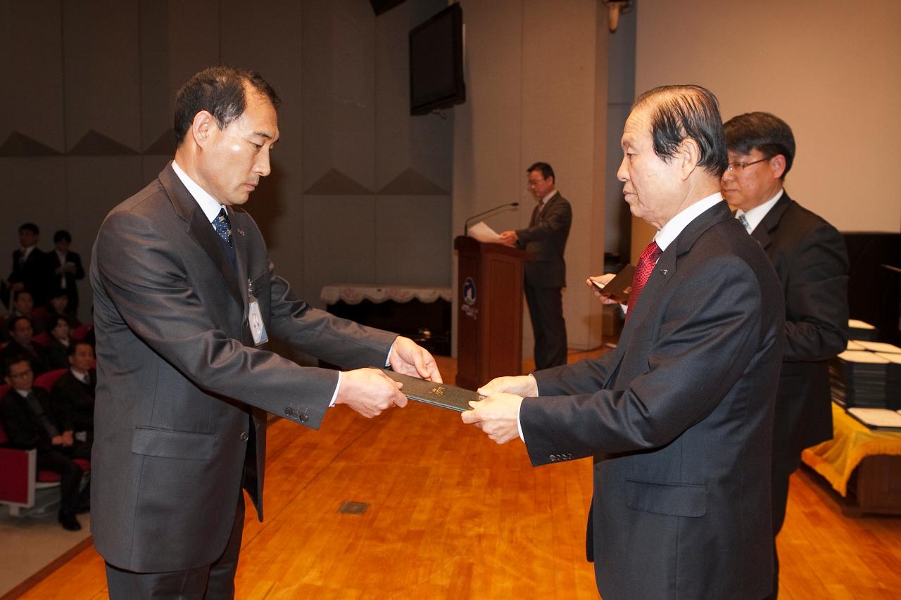 군산 시장님에게 사령교부를 받는 참석자.