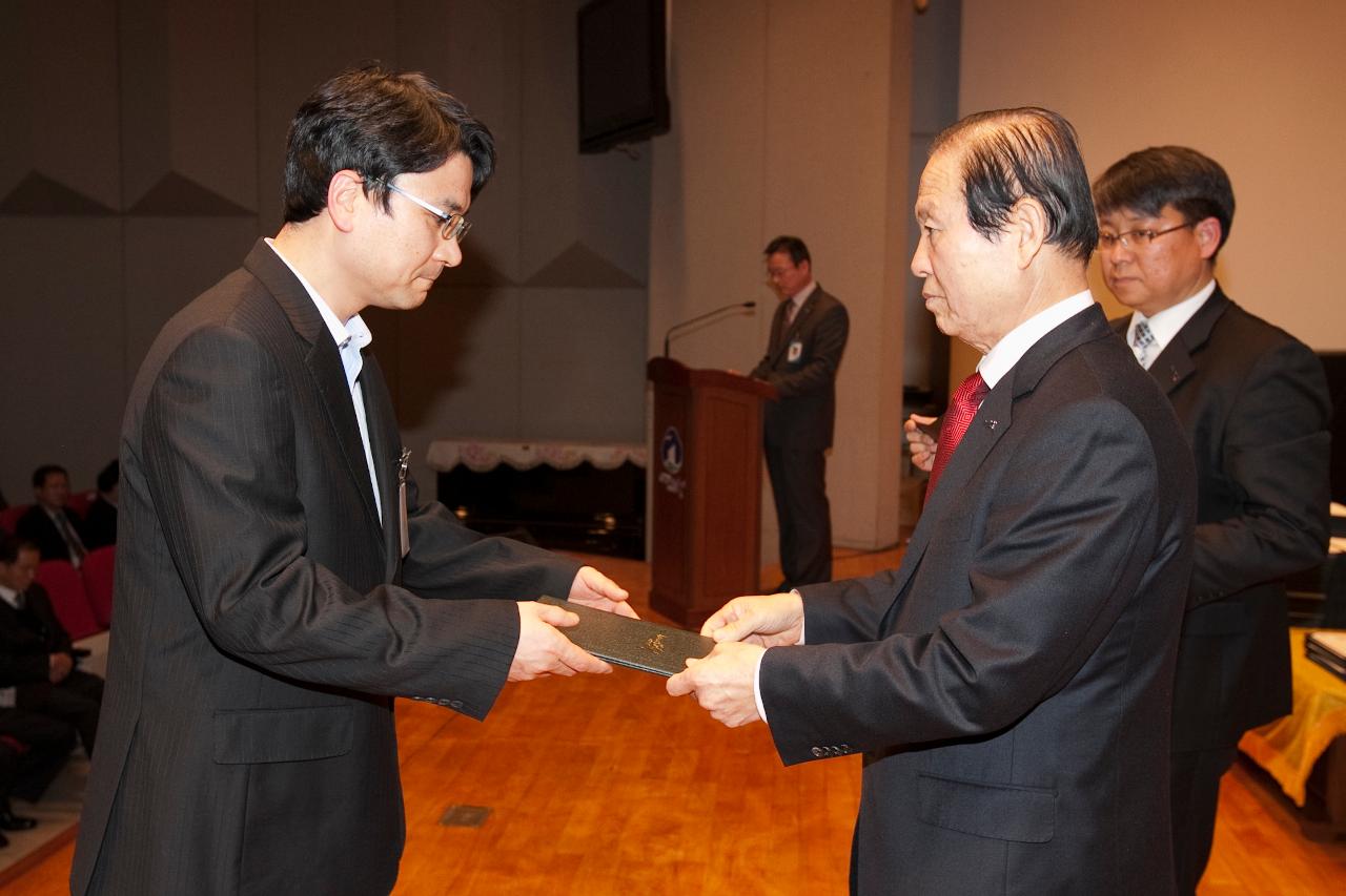 군산 시장님에게 사령교부를 받는 참석자.