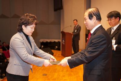 군산 시장님에게 사령교부를 받는 여성 참석자.