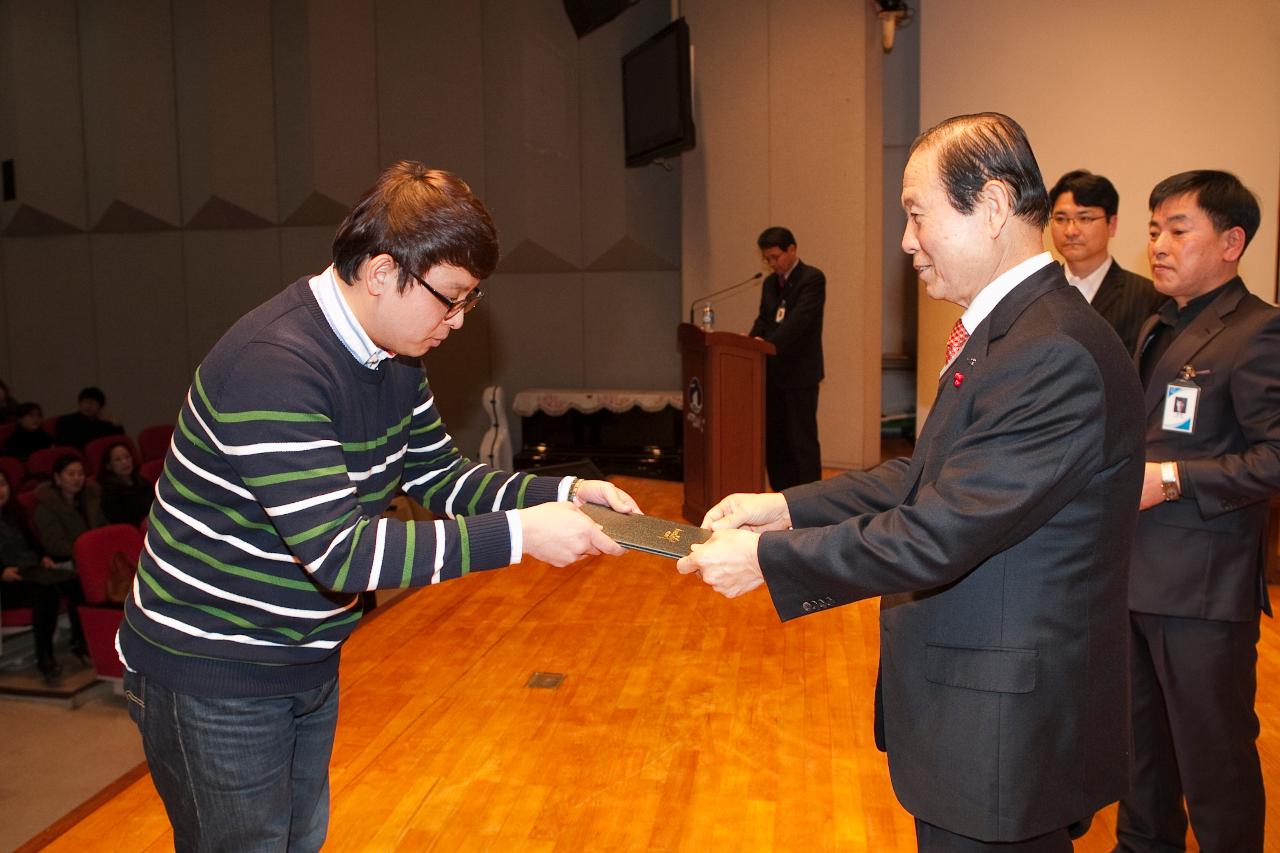 시장님이 시립예술단원에게 위촉장을 수여하는 모습