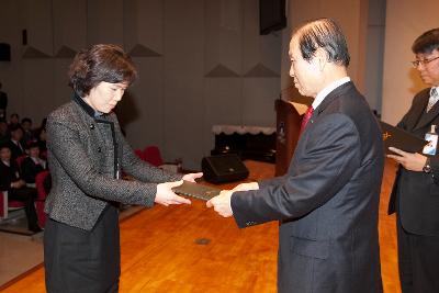 군산 시장님에게 사령교부를 받는 여성 참석자.