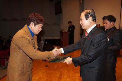 시장님이 시립예술단원에게 위촉장을 수여하는 모습