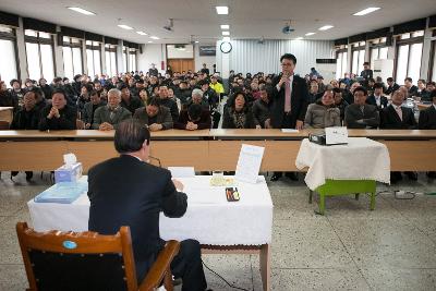 경청하는 군산 시장님.