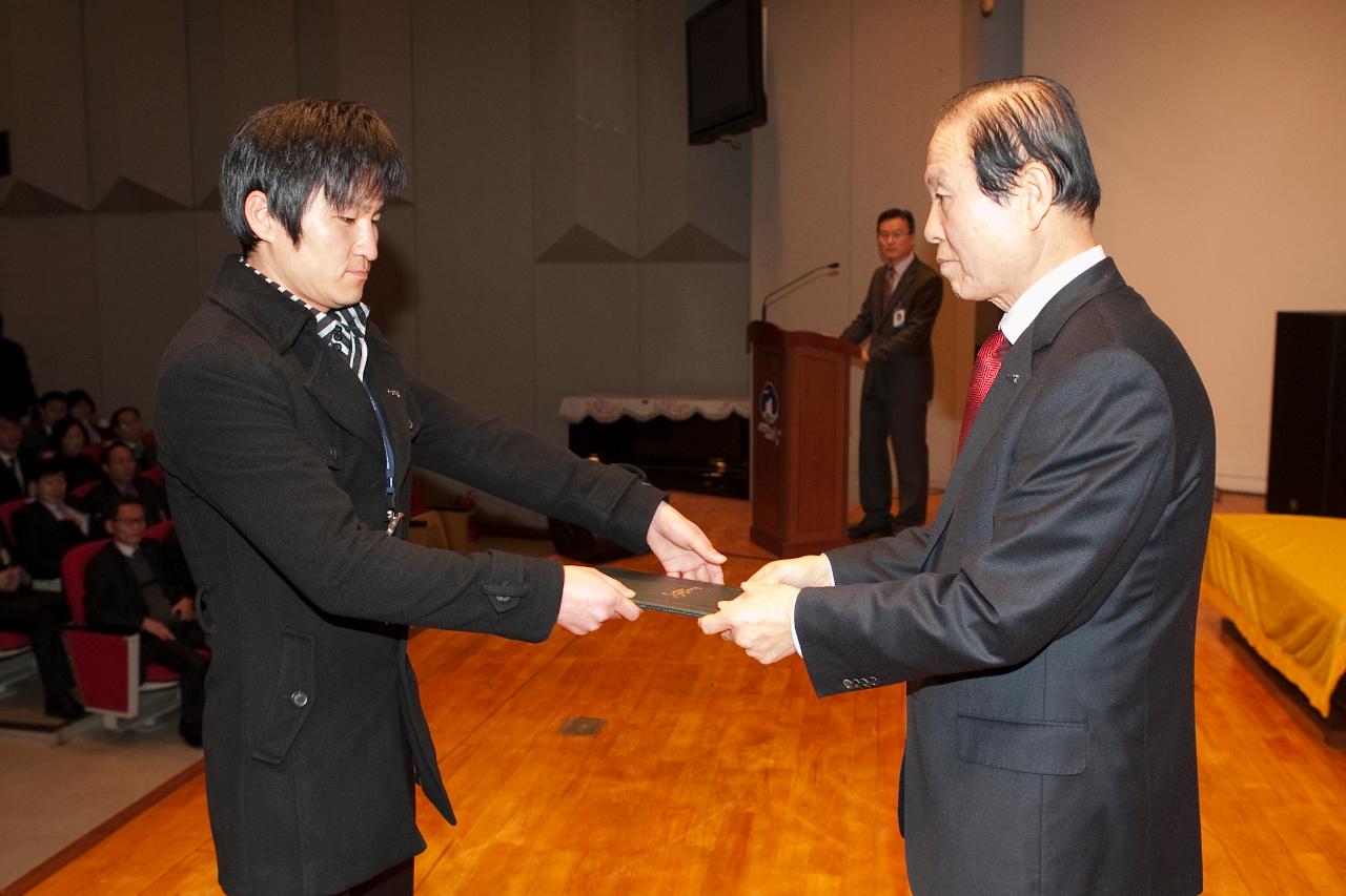 군산 시장님에게 사령교부를 받는 참석자.