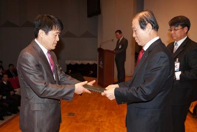 군산 시장님에게 사령교부를 받는 참석자.