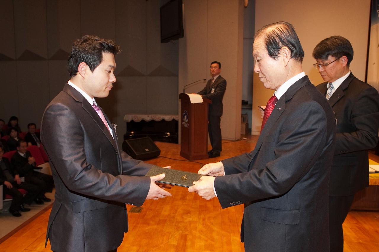 군산 시장님에게 사령교부를 받는 참석자.