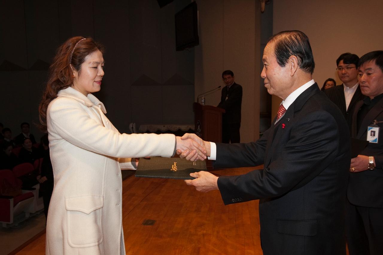 시장님이 시립예술단원에게 위촉장을 수여하는 모습