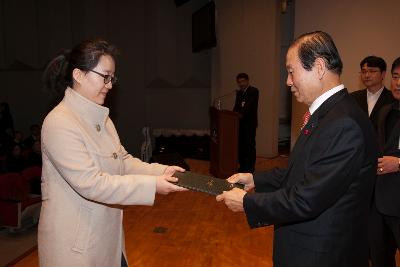 시장님이 시립예술단원에게 위촉장을 수여하는 모습