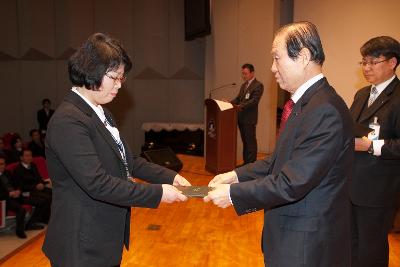 사령교부를 받는 여성 참석자.